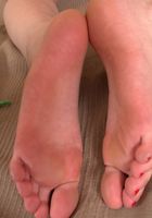 Liona gets all wet showing off her sexy feet, Lida (lio002) ATK Petites: Lida (Liona gets all wet showing off her sexy feet)